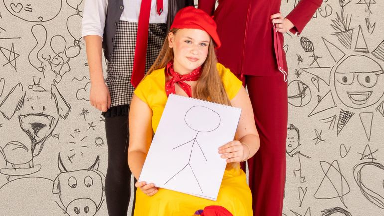 Mädchen mit gelbem Kleid, roter Mütze und rotem Halstuch
