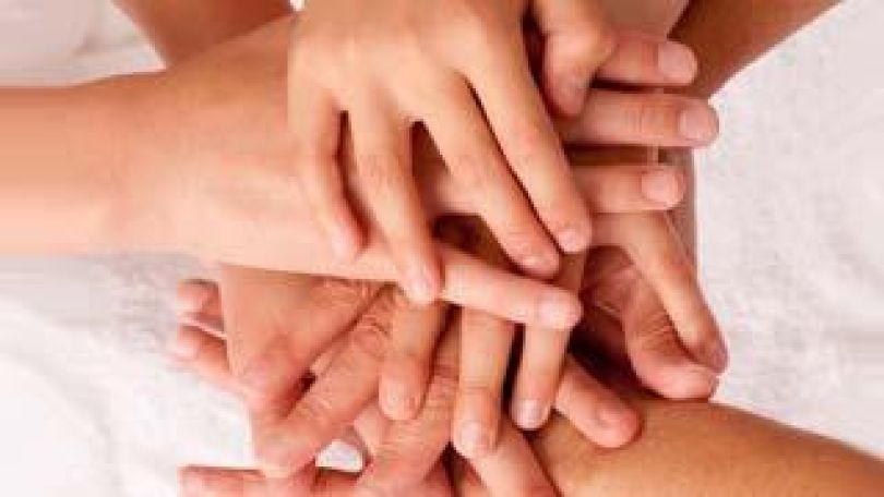 Kinderhände übereinander