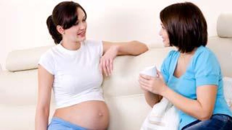 Schwangere Frau im Gespräch mit einer Frau