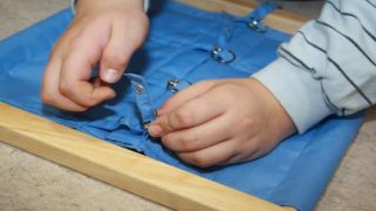 copyright: MA 15 Kinderhände beim Öffnen eines Verschlusses