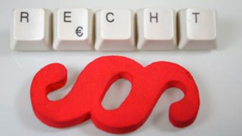 Tasten einer Tastatur zu dem Wort "Recht" gelegt - davor ein rotes Paragraphensymbol