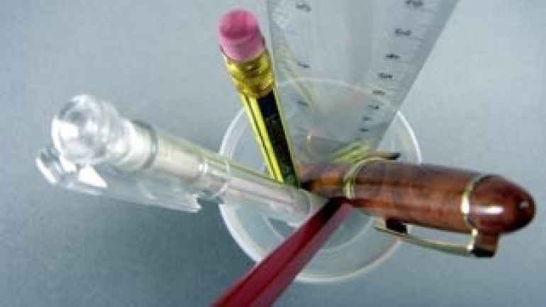 Lineal, Stifte und Kugelschreiber in einem Köcher