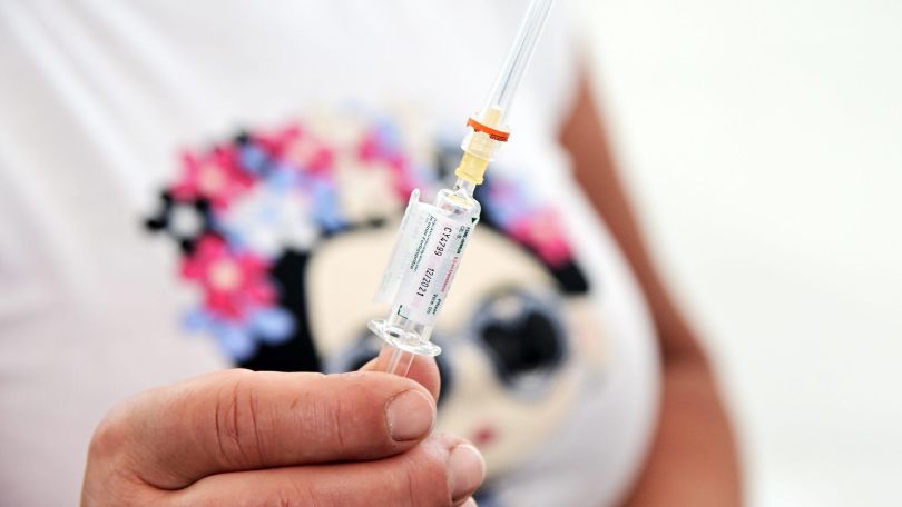 Eine Impfdosis in der Hand einer Krankenpflegerin