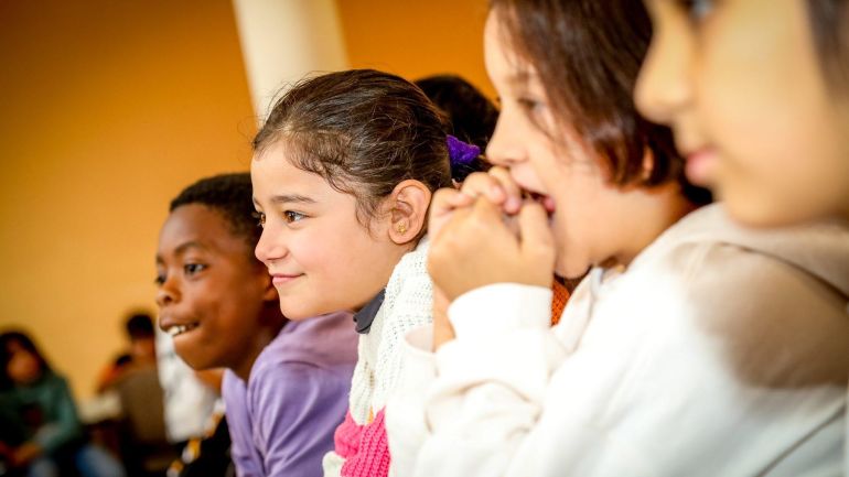 Kinder hören zu während vorgelesen wird