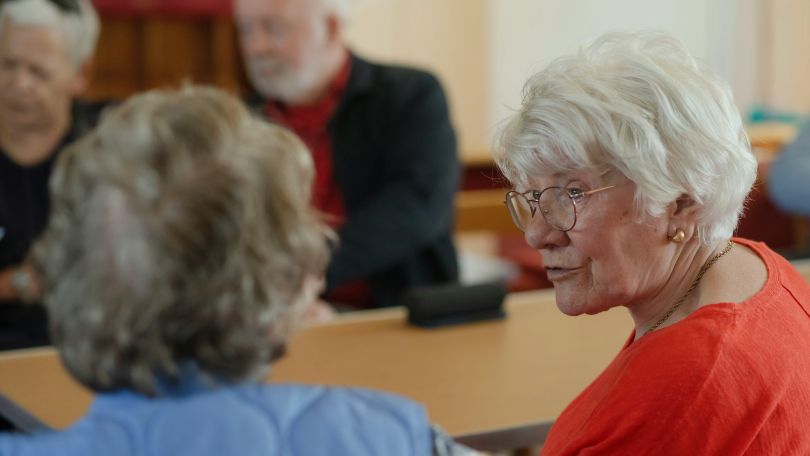 Gruppe von älteren Personen, die sich unterhalten