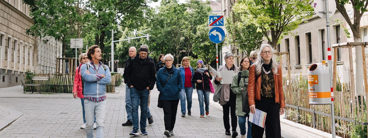 copyright: Stadt Wien/Jennifer Fetz Eine Gruppe Menschen spaziert durch eine Straße.