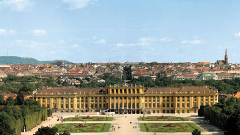 Blick auf das Schloß Schönbrunn, im Hintergrund die Stadtsilhouette mit Stephansdom
