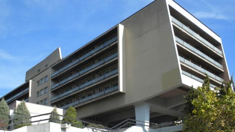 Untersicht und Ansicht eines mehrgeschoßigen, teilweise auskragenden Gebäudeteils, mit Loggien horizontal gegliedert