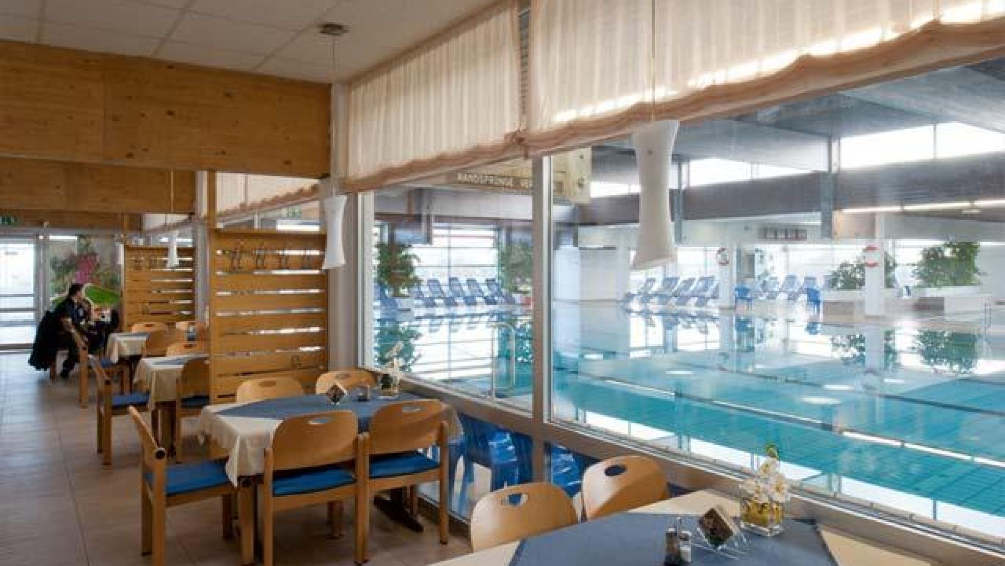 copyright: Fotografin: Pez Hejduk gedeckte Tische vor Glaswand mit Blick auf Schwimmbecken