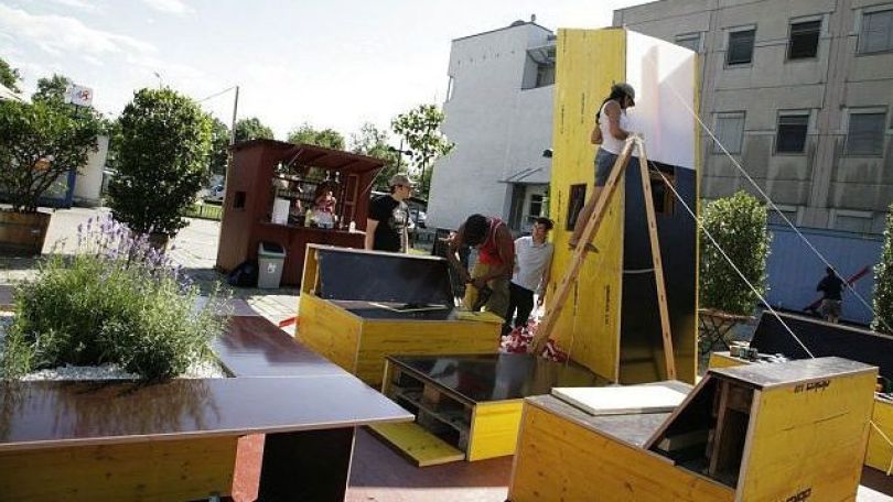 Junge Menschen beim Aufbau eines Holzgestells