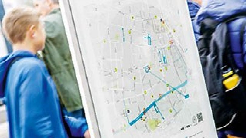 Infostele im öffentlichen Raum, darauf ein Stadtplan