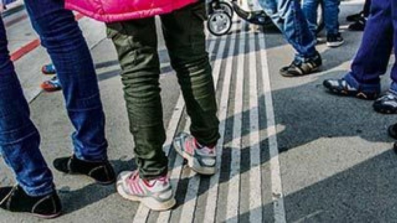 Blindeleitsystem im öffentlichen Raum: Weiße erhabene Linien am Boden.