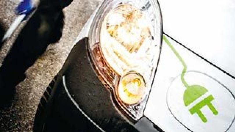 copyright: Fürthner Vorderer Scheinwerfer eines Elektroautos.