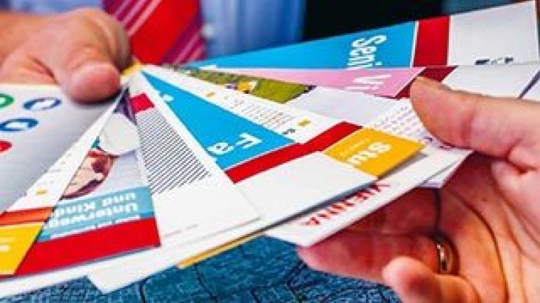 Übergabe von mehreren Infofoldern.