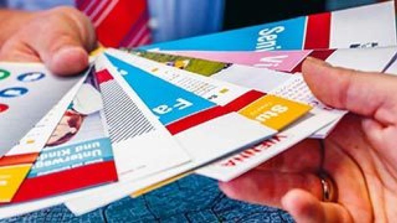 copyright: Fürthner Übergabe von mehreren Infofoldern.