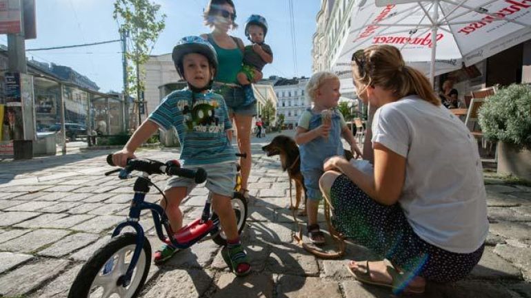 2 erwachsene Frauen, 3 Kinder auf Platz