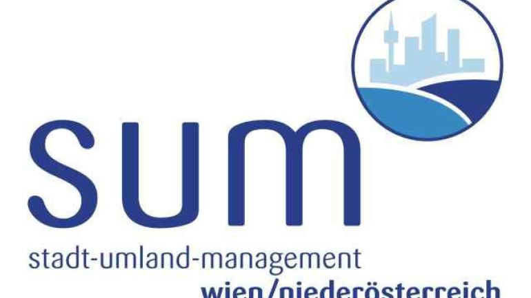 copyright: SUM Logo - Abkürzung SUM in blauen Buchstaben