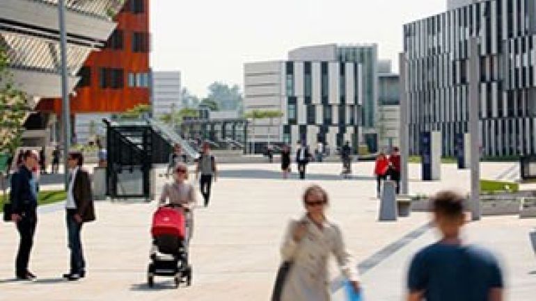 Menschen unterwegs auf einem gepflasterten Platz