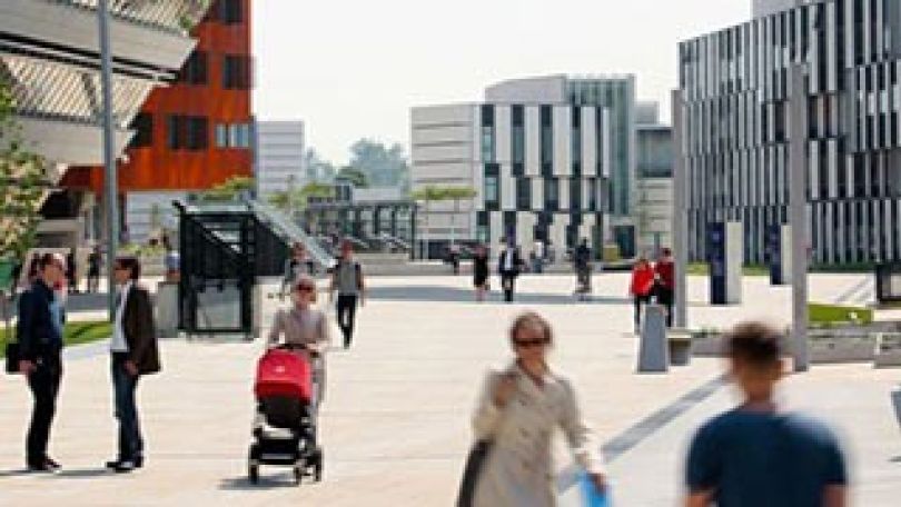 Menschen unterwegs auf einem gepflasterten Platz