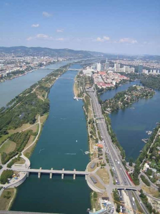 copyright: Brigitte Berger Blick aus dem Hubschrauber über den Donauraum nach Westen von der Alten Donau