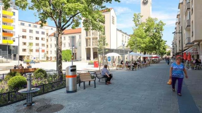 Menschen in einer Fußgängerzone