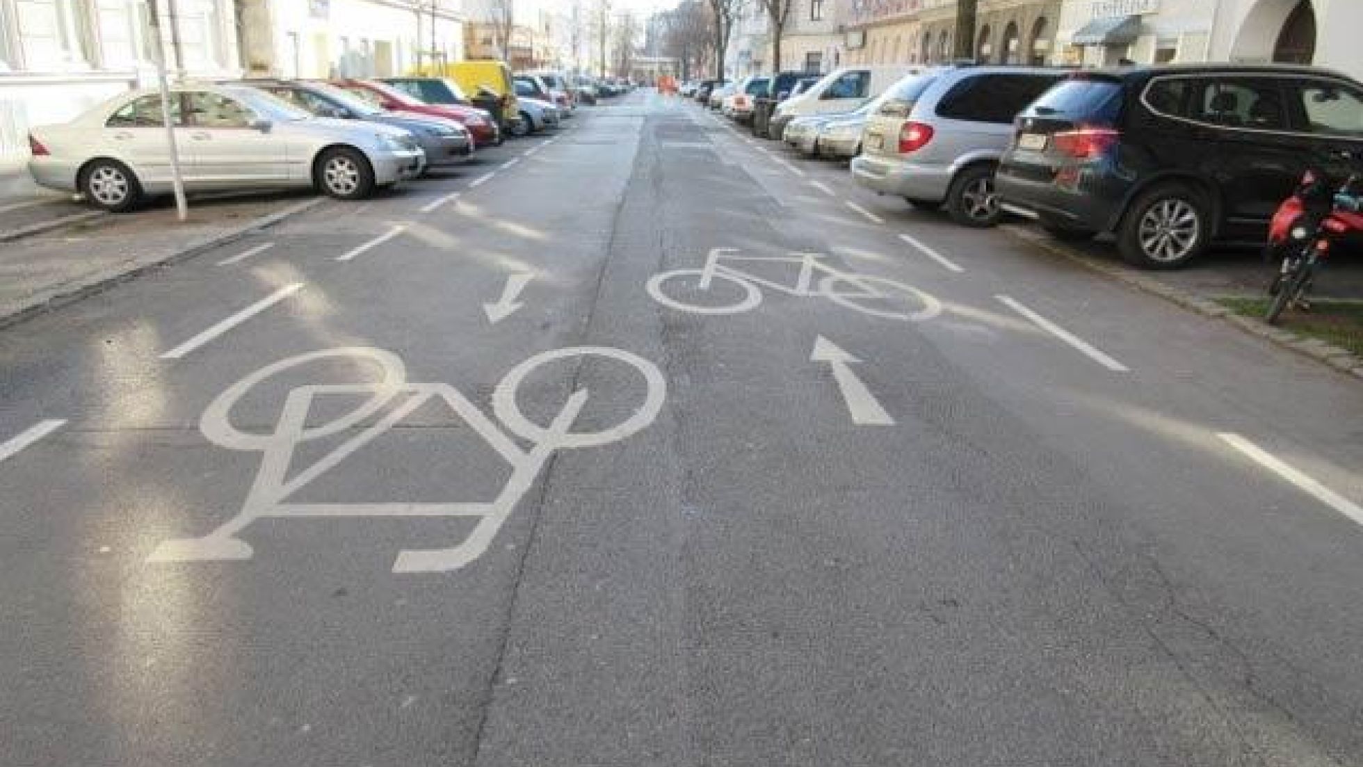 Bodenmarkierung - große gemalte Fahrräder