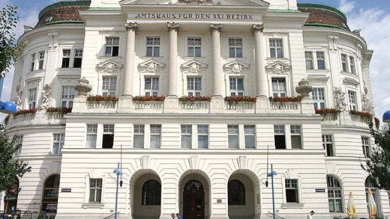 Dreistöckiges Gründerzeitgebäude mit großem Eingangsportal