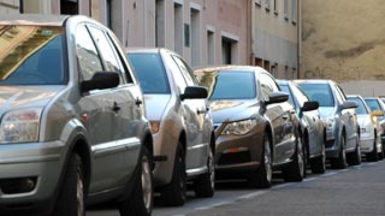 Hintereinander parkende Autos