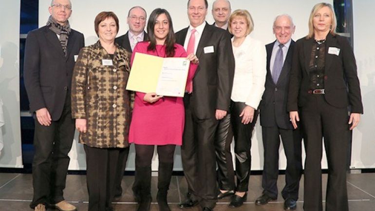 Mennschengruppe bei einer Preisverleihung