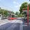 Visualisierung einer Straßenbahn in einer neuen Station mit Wartebereich, dahinter das Stadion.