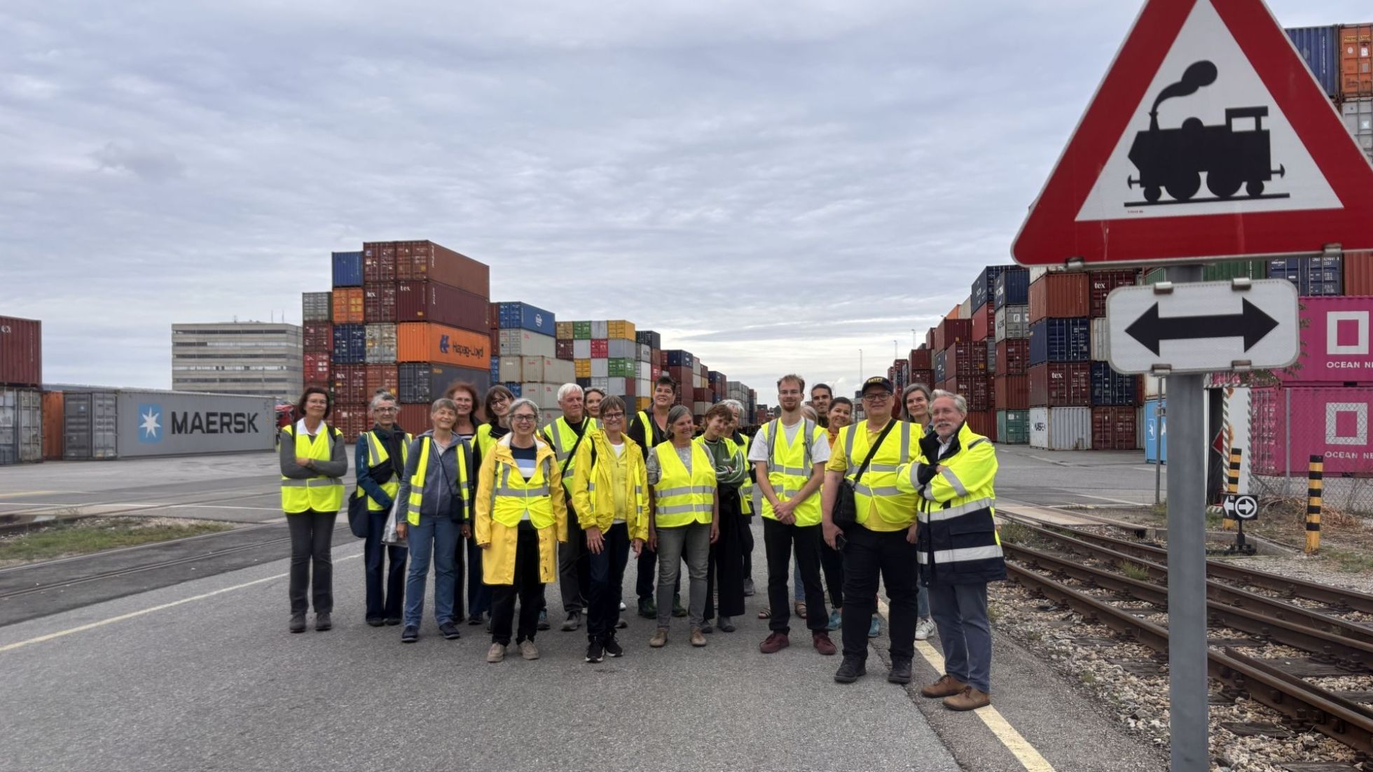 copyright: thinkport VIENNA Gruppenfoto von Teilnehmenden in Warnwesten, im Hintergrund der Hafen Wien.