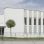 Moderne weiße Kirche mit Vordach und schmalen