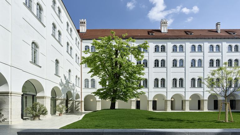 copyright: Bruno Klomfar Vienna Austria Gebäudekomplex mit Arkaden und Garten im Hof