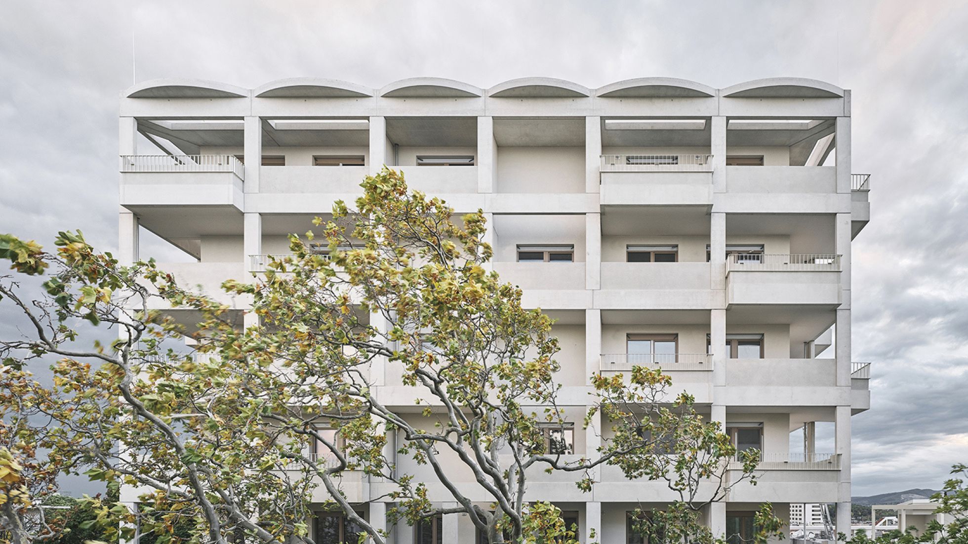 copyright: Schreyer David Gebäude mit 10 Stockwerken aus hellem Beton