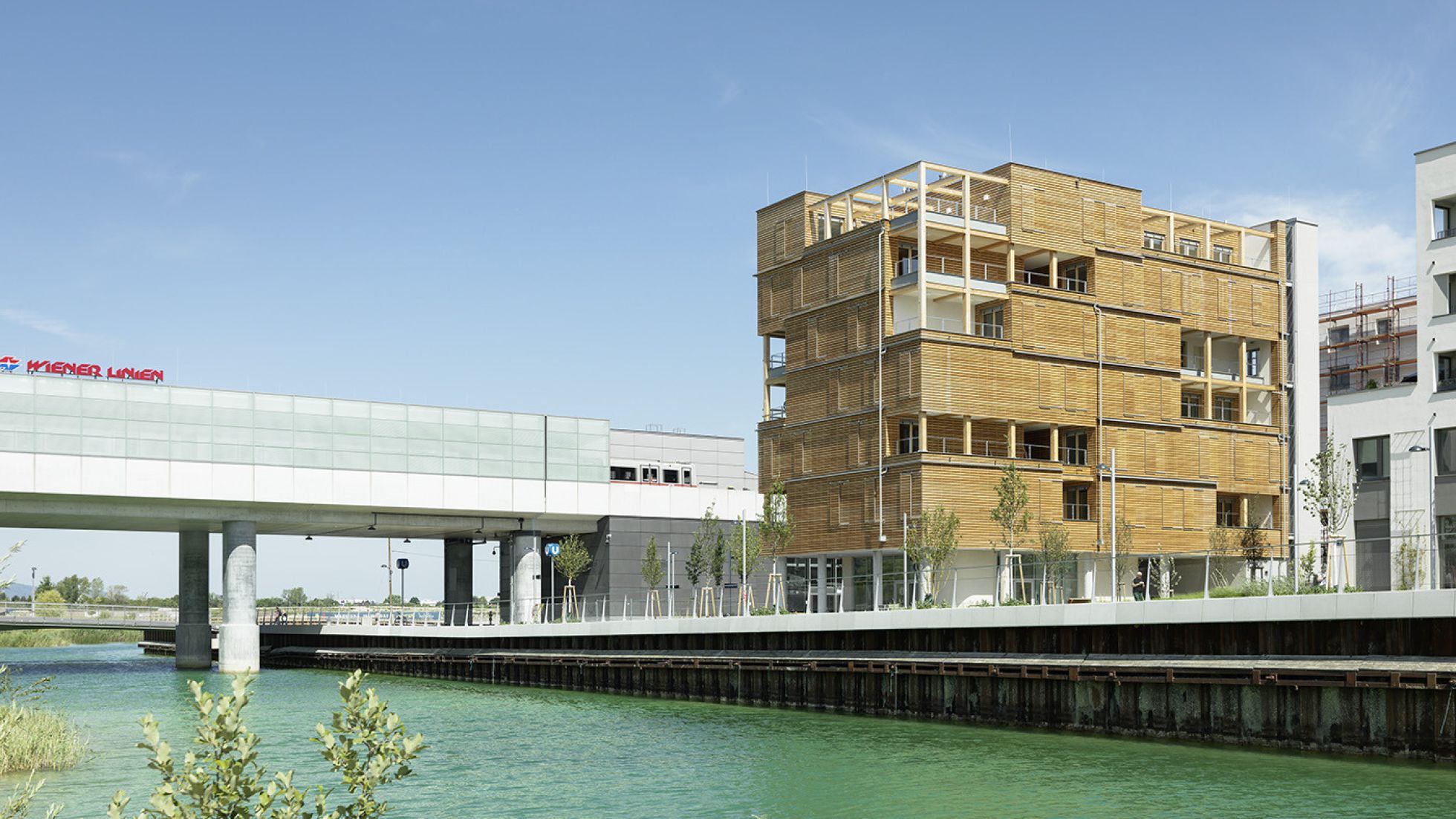 Mehrstöckiges Gebäude mit Holzmodulen