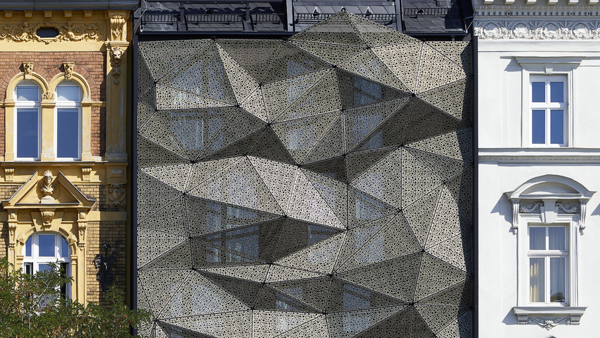 Gebäude mit Metallfassade aus licht- und luftdurchlässigem Lochblech