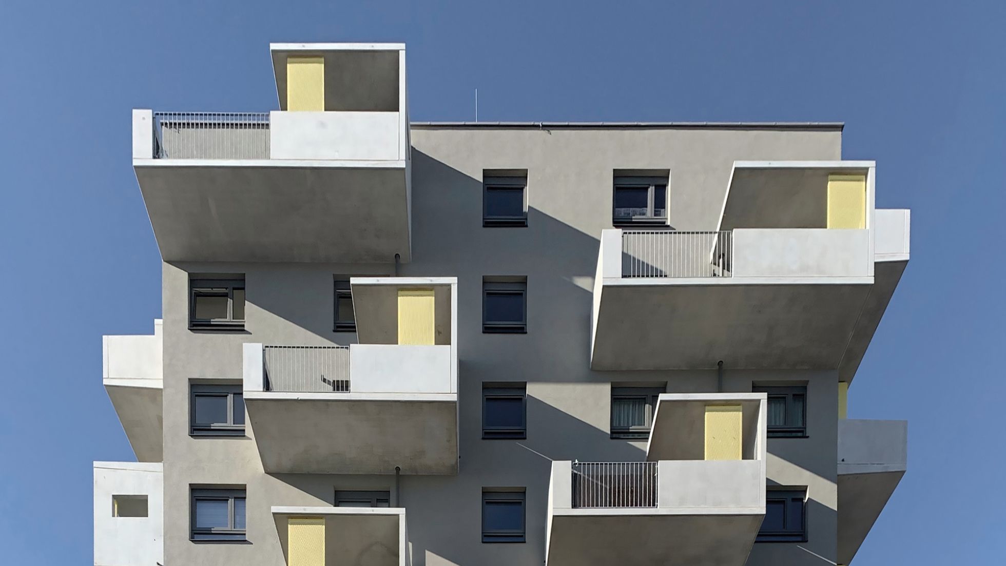 Moderner Neubau mit Balkonen