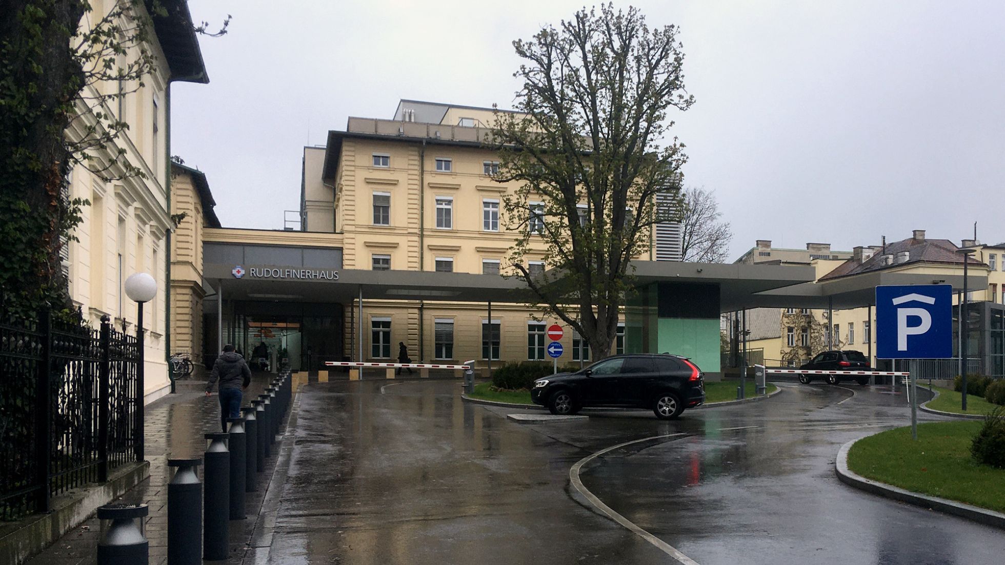 Krankenhaus-Vorplatz