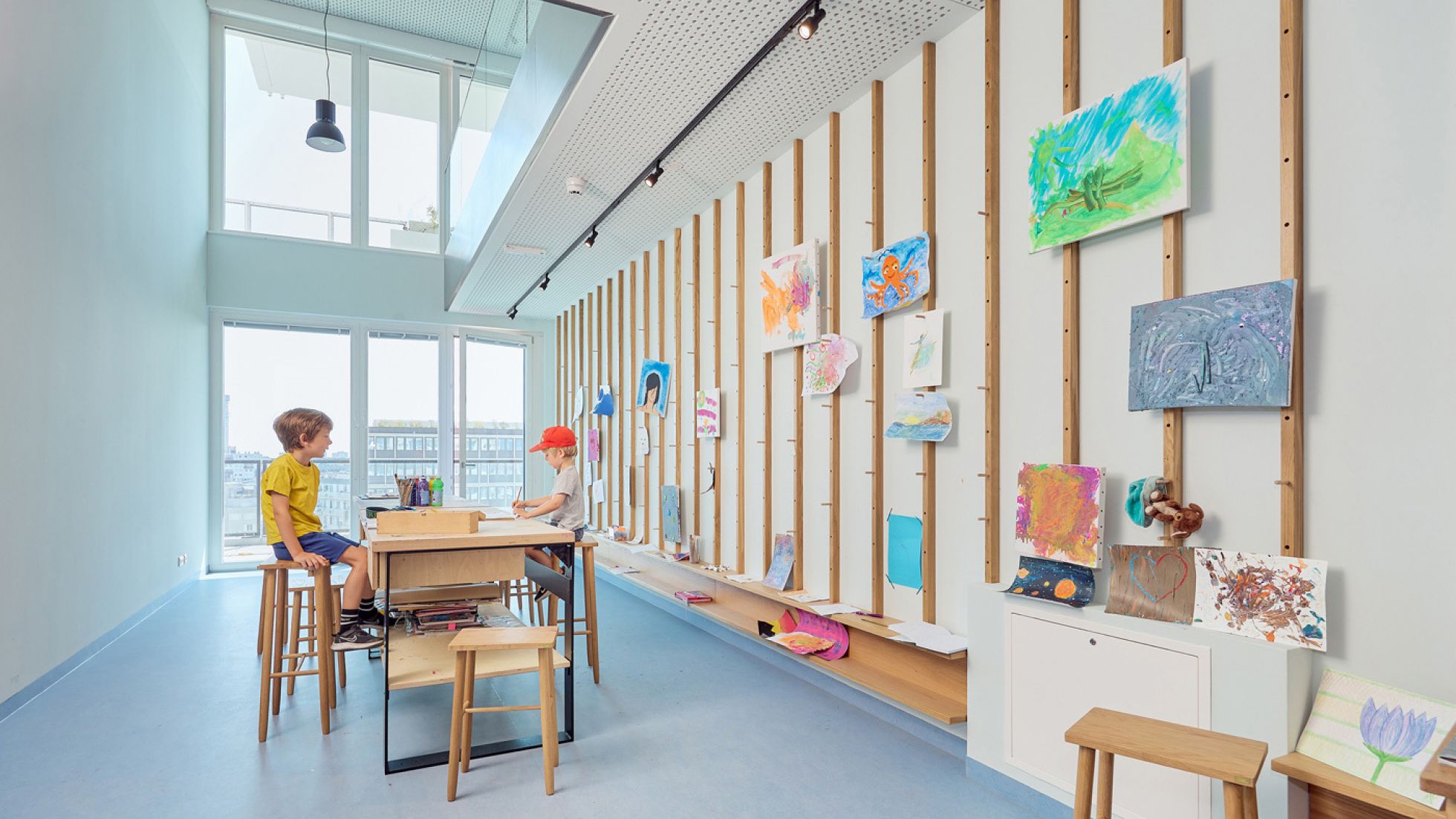 Heller Innenraum, 2 Kinder spielen