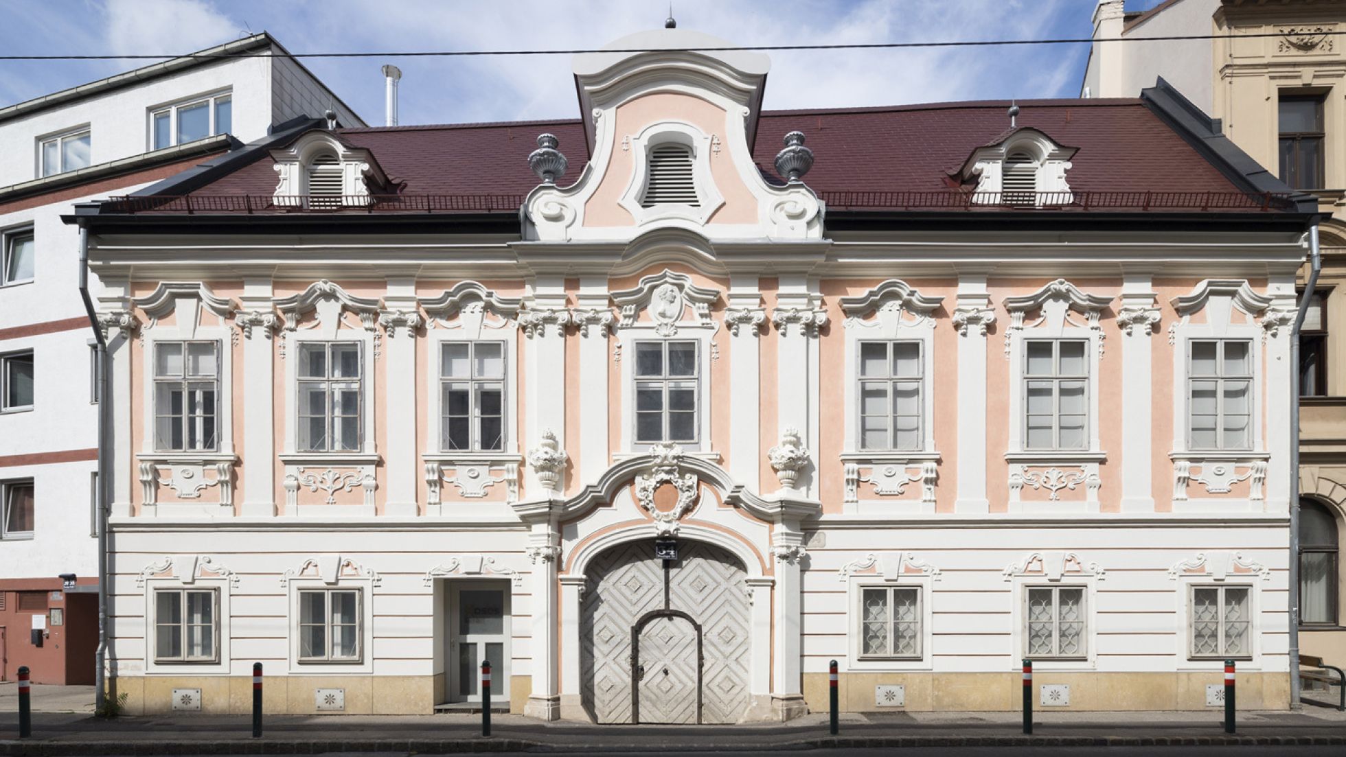 Altes, einstöckiges Gebäude