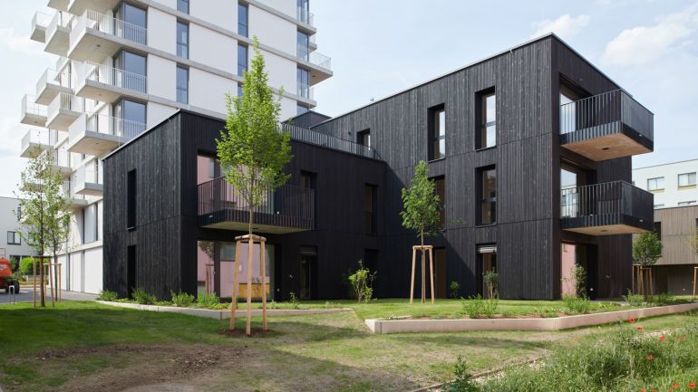 Schwarzer, zweistöckiger Wohnbau