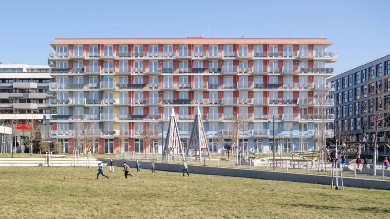 Großer moderner Neubau