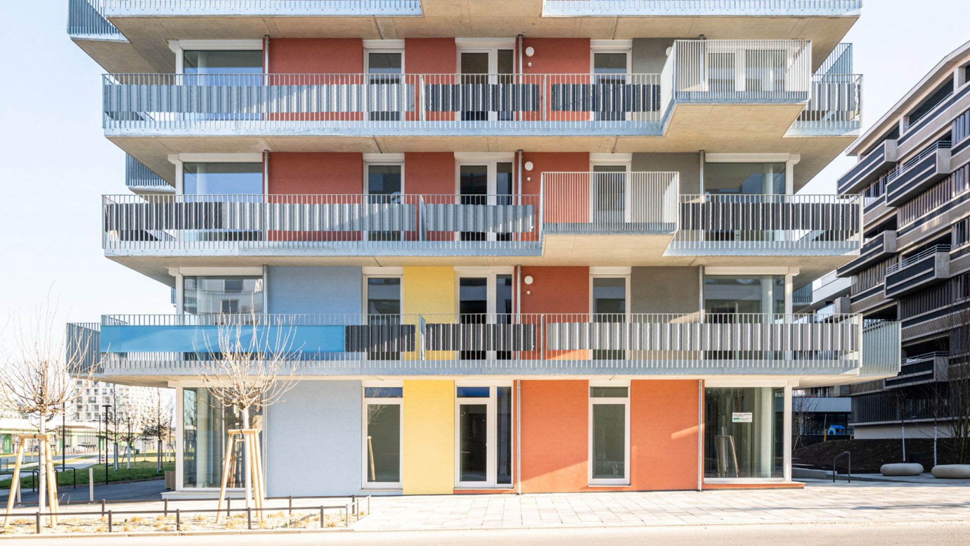 Großer moderner Neubau