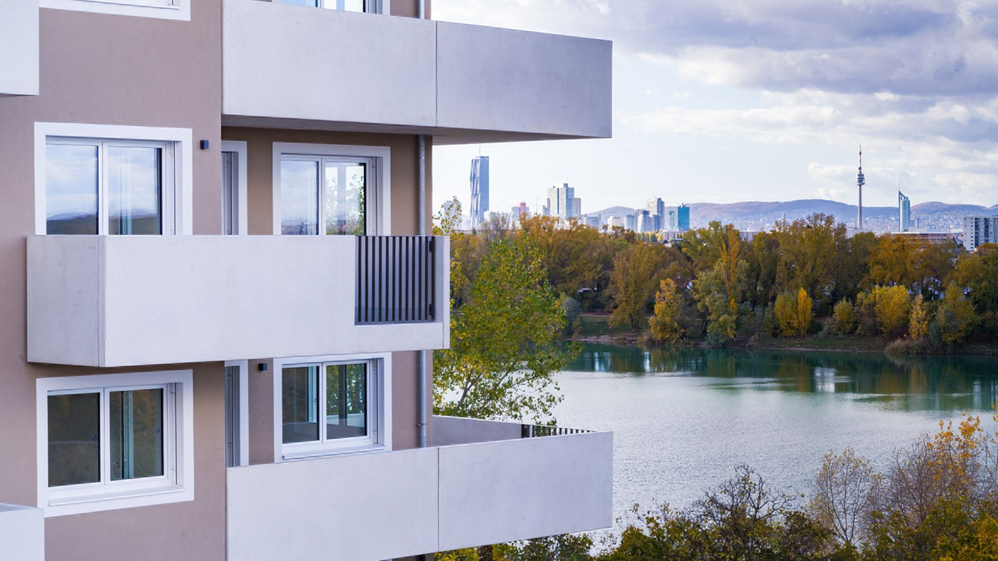 Moderner Neubau, Balkone und Fenster