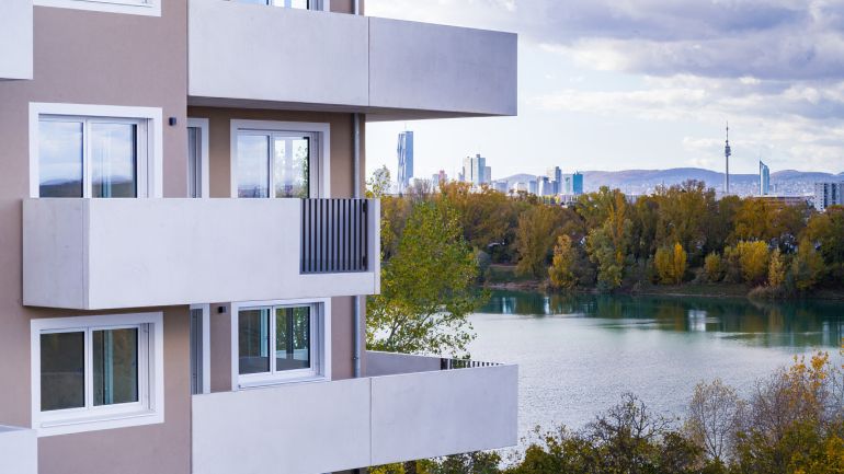 Moderner Neubau, Balkone und Fenster