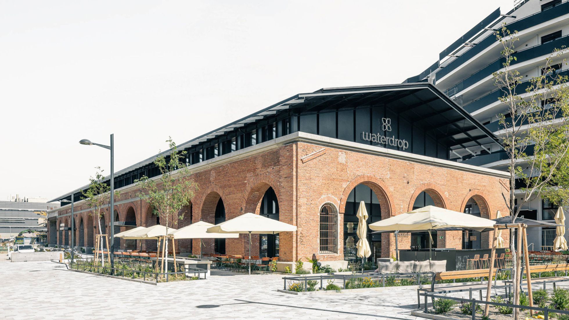 Markthalle, helle Ziegel, schwarzes Dach