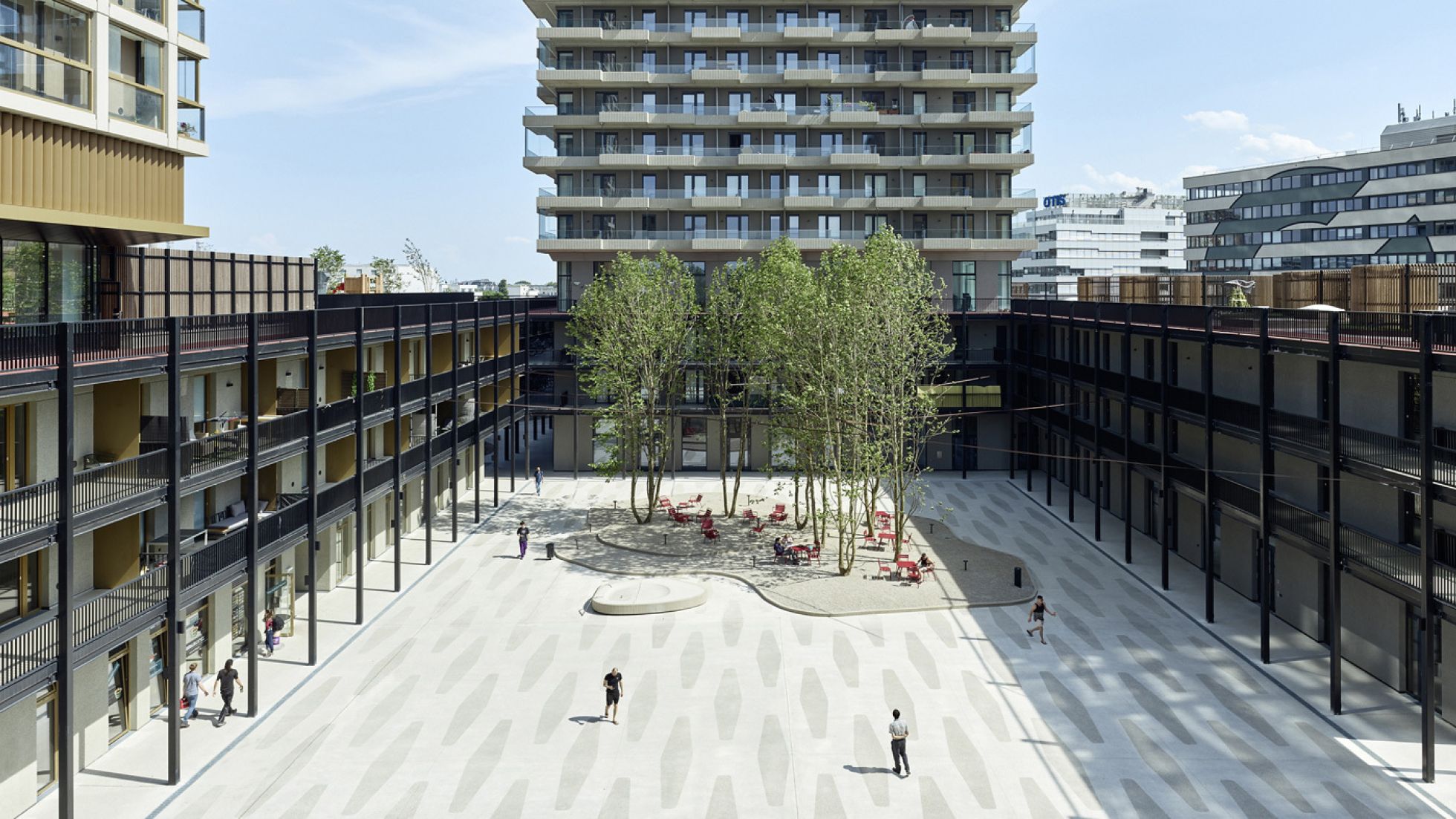 copyright: Bruno Klomfar Vorhof eines Hochhauses