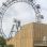 Moderner Museumsbau, im Hintergrund das Riesenrad