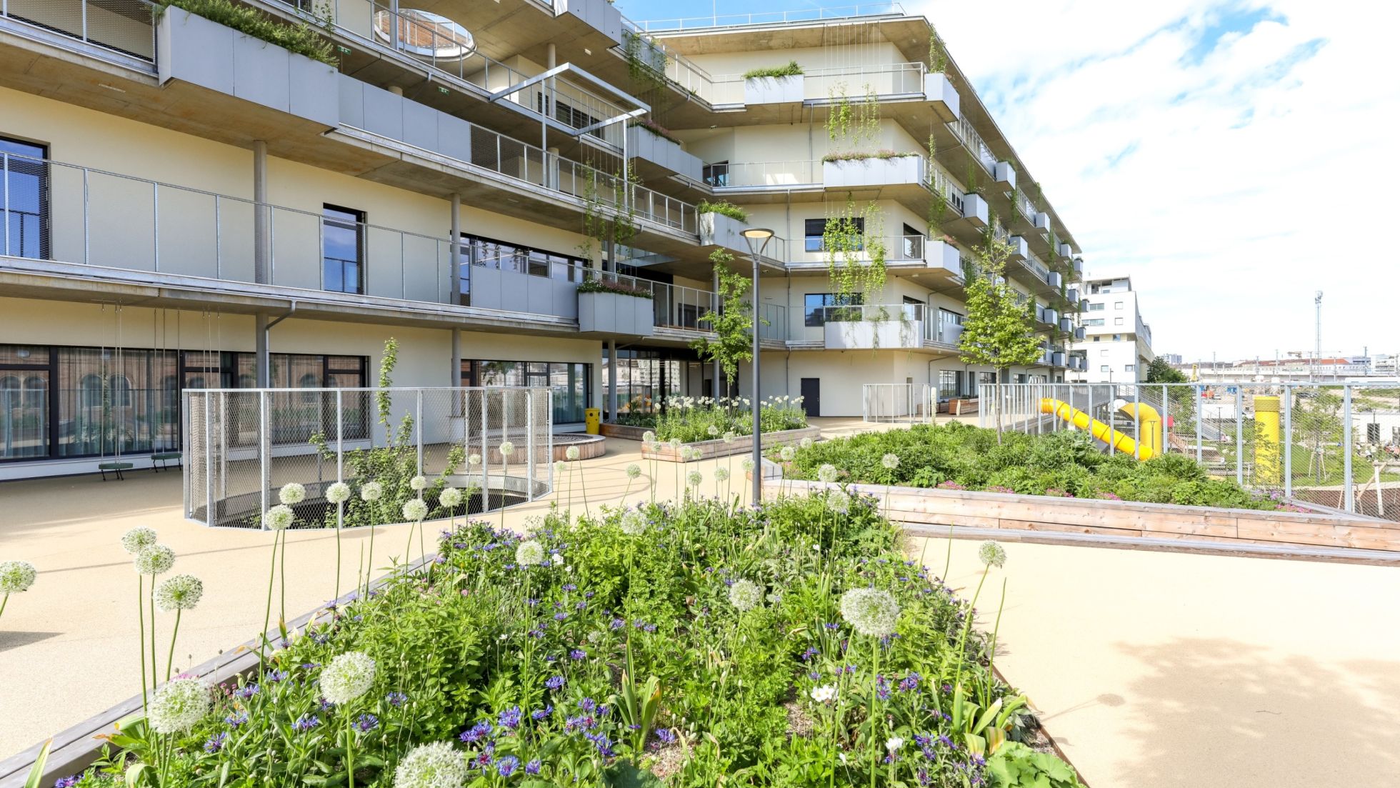 Visualisierung einer Schulaula mit Schülerinnen und Schülern