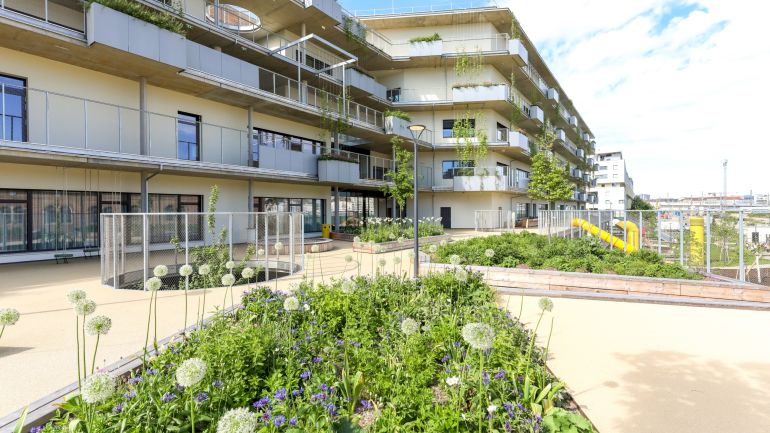 Visualisierung einer Schulaula mit Schülerinnen und Schülern